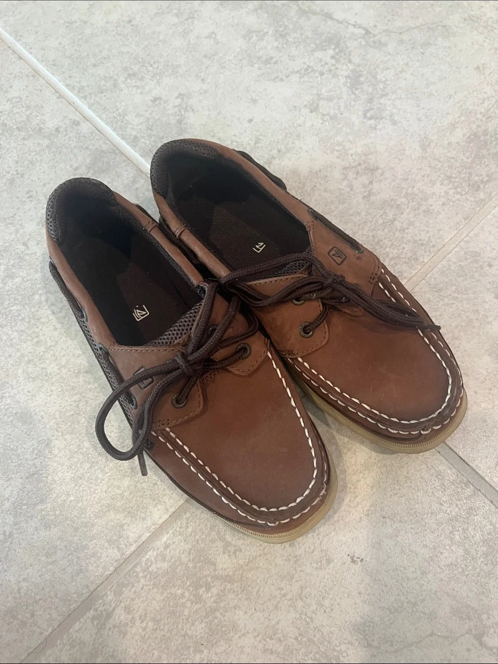 • Sperry Brown Kids Moccasin Boat Shoes with White Stitching, size 3 •
